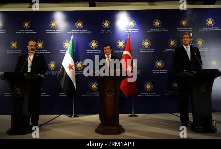 Numero di file: 59545973 riferimento: 20.04.2013 Copyright: imago/Xinhua ISTANBUL, 20 aprile 2013 - il ministro degli Esteri turco Ahmet Davutoglu (C), il segretario di Stato americano John Kerry (R) e il presidente della coalizione nazionale siriana Ahmed Moaz al-Khatib partecipano a una conferenza stampa dopo l'incontro degli amici della Siria a Istanbul in Turchia, 20 aprile 2013. I ministri degli Esteri di 11 paesi occidentali e arabi hanno partecipato all'incontro Friends of Syria di sabato per aiutare l'opposizione siriana ed esplorare un piano d'azione concreto per porre fine al conflitto biennale. (Xinhua/Lu Zhe) (ceria) TURCHIA-ISTANBUL- AMICI DI SYRI Foto Stock