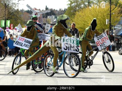 Bildnummer: 59546493  Datum: 20.04.2013  Copyright: imago/Xinhua (130420) -- VANCOUVER, April 20, 2013 (Xinhua) -- Activists dressed as dinosaurs take part in annual Earth Day Parade and march through the streets of Vancouver, Canada, on April 20, 2013. This year s Earth Day Parade is organized by a group of high school students who call themselves Youth 4 Climate Justice Now in order to bring government attention to the environmental issues and to do more to leave youth with a sustainable world to inherit. (Xinhua/Sergei Bachlakov) CANADA-VANCOUVER-EARTH DAY PARADE PUBLICATIONxNOTxINxCHN Gese Stock Photo