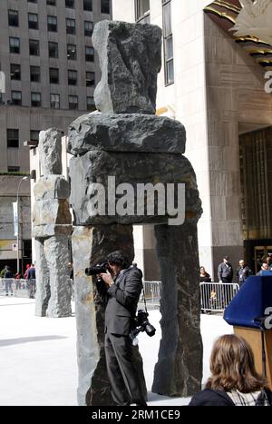 Bildnummer: 59552602 Datum: 22.04.2013 Copyright: imago/Xinhua NEW YORK, aprile 2013 - Un fotografo scatta foto delle sculture che hanno chiamato Human Nature a New York, 22 aprile 2013. Human Nature, creata dall'artista Ugo Rondinone, è una mostra d'arte pubblica composta da nove figure in pietra a forma umana alte da 16 a 20 metri e pesano 30.000 libbre ciascuna. (Xinhua/Wang Chengyun) US-NEW YORK-SCULPTURE-HUMAN NATURE PUBLICATIONxNOTxINxCHN People Politik x0x xkg 2013 Hoch 59552602 Data 22 04 2013 Copyright Imago XINHUA New York aprile 2013 una foto scatta foto delle sculture che chiamavano Human Foto Stock