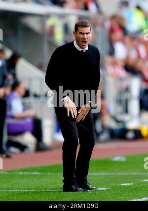 Matt Taylor, manager del Rotherham United, durante la partita per lo Sky Bet Championship all'AESSEAL New York Stadium di Rotherham. Data foto: Sabato 26 agosto 2023. Foto Stock