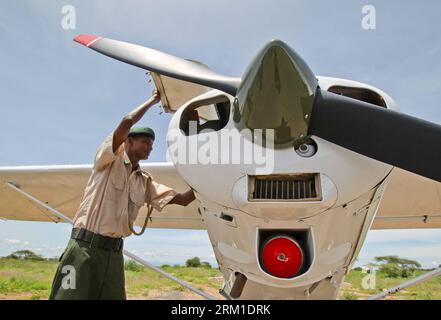 Bildnummer: 59560682 Datum: 21.04.2013 Copyright: imago/Xinhua NAIROBI, aprile 2013 - Peter Lempatu controlla il suo aereo prima di un'operazione di monitoraggio per Save the Elephant alla Buffalo Spring National Reserve, a nord del Kenya, il 21 aprile 2013. Save the Elephants (STE) fu fondata da Iain Douglas-Hamilton, uno zoologo noto per il suo studio sugli elefanti, nel nord del Kenya nel 1993. Lavora per sostenere la popolazione di elefanti e preservare gli habitat in cui si trovano gli elefanti, promuovendo allo stesso tempo un accresciuto apprezzamento e visibilità per gli elefanti e la loro fragile esistenza. Resear Foto Stock