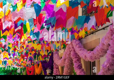 Strade decorate per Festas Dos Tabuleiros a Tomar Portogallo 2023 Foto Stock