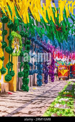 Strade decorate per Festas Dos Tabuleiros a Tomar Portogallo 2023 Foto Stock