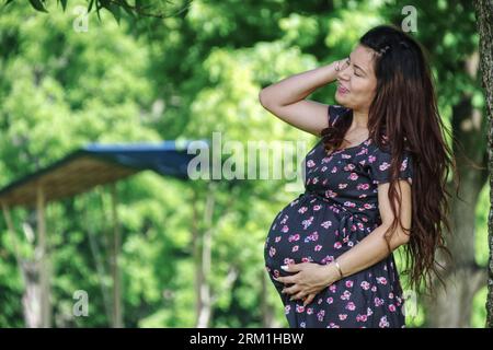 Una donna messicana che posa per un servizio di maternità fuori Foto Stock