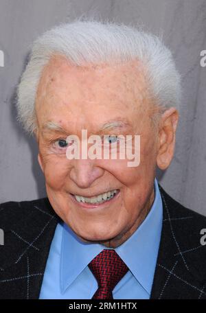 Los Angeles, USA. 10 marzo 2010. 10 marzo 2010 Los Angeles, CA. Bob Barker Bob Barker si unisce a PETA Beauties alla dedica di "The Bob Barker Building" © Tammie Arroyo/AFF-USA.COM Credit: AFF/Alamy Live News Foto Stock