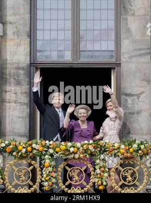 (130430) -- AMSTERDAM, 30 aprile 2013 (Xinhua) -- il re olandese Willem-Alexander (L) e sua moglie Maxima (R), l'ex regina Beatrice ondate al pubblico sul balcone del Palazzo reale di Amsterdam, il 30 aprile 2013. Dopo 33 anni sul trono, la regina Beatrice olandese abdicò in favore di suo figlio Willem-Alexander martedì. (Xinhua/Rick Nederstigt) PAESI BASSI-AMSTERDAM-KING PUBLICATIONxNOTxINxCHN Foto Stock