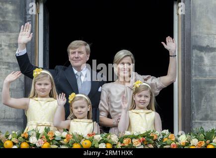 (130430) -- AMSTERDAM, 30 aprile 2013 (Xinhua) -- il re olandese Willem-Alexander (L Back) e sua moglie Maxima (R Back), con le loro tre figlie, saltano in udienza sul balcone del Palazzo reale di Amsterdam, 30 aprile 2013. Dopo 33 anni sul trono, la regina Beatrice olandese abdicò in favore di suo figlio Willem-Alexander martedì. (Xinhua ) PAESI BASSI-AMSTERDAM-RE PUBLICATIONxNOTxINxCHN Foto Stock