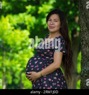 Madre messicana in posa per un servizio fotografico di maternità Foto Stock