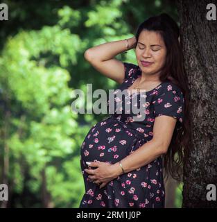 Madre messicana fuori in posa con la pancia in mostra, in attesa Foto Stock