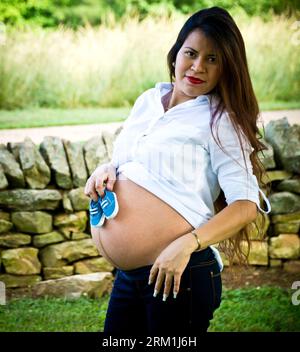 Una donna messicana che posa per un servizio di maternità Foto Stock