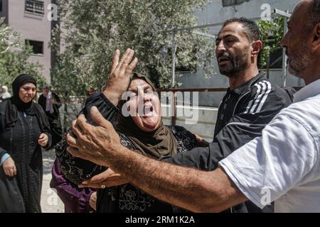 Nablus, Palestina. 26 agosto 2023. I parenti piangono durante i funerali del palestinese Othman Abu Kharj, ucciso in un raid israeliano nei pressi di Jenin, nella Cisgiordania occupata. (Foto di Nasser Ishtayeh/SOPA Images/Sipa USA) credito: SIPA USA/Alamy Live News Foto Stock