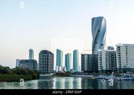 Skyline di Bahrain Bay, Manama. United Tower Bahrain Foto Stock