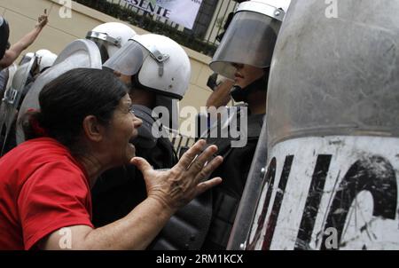 Bildnummer: 59594103  Datum: 01.05.2013  Copyright: imago/Xinhua (130502) -- SAN JOSE,  2013 (Xinhua) -- A woman argues with policemen during a demonstration to commemorate the International Labour Day in San Jose, capital of Costa Rica, May 1, 2013. (Xinhua/Kent Gilbert)(zhf) COSTA RICA-SAN JOSE-SOCIETY-LABOUR DAY PUBLICATIONxNOTxINxCHN Gesellschaft Politik Demo Protest 1 Mai Maidemo xcb x2x 2013 quer Aufmacher premiumd o0 Polizei     59594103 Date 01 05 2013 Copyright Imago XINHUA  San Jose 2013 XINHUA a Woman argues With Policemen during a Demonstration to commemorate The International Labo Stock Photo