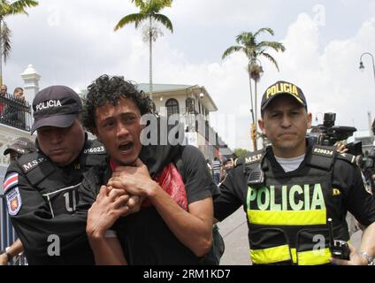 Bildnummer: 59594102  Datum: 01.05.2013  Copyright: imago/Xinhua (130502) -- SAN JOSE,  2013 (Xinhua) -- Policemen arrest a man during a demonstration to commemorate the International Labour Day in San Jose, capital of Costa Rica, May 1, 2013. (Xinhua/Kent Gilbert)(zhf) COSTA RICA-SAN JOSE-SOCIETY-LABOUR DAY PUBLICATIONxNOTxINxCHN Gesellschaft Politik Demo Protest 1 Mai Maidemo xcb x2x 2013 quer Aufmacher premiumd o0 Polizei Festnahme     59594102 Date 01 05 2013 Copyright Imago XINHUA  San Jose 2013 XINHUA Policemen Arrest a Man during a Demonstration to commemorate The International Labour D Stock Photo