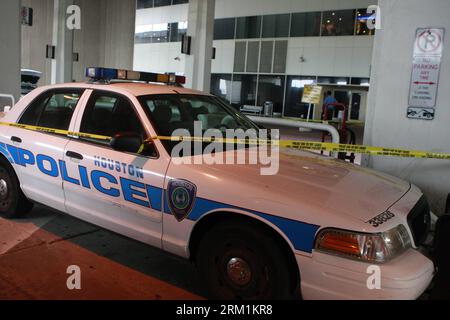 Bildnummer: 59596982  Datum: 02.05.2013  Copyright: imago/Xinhua (130502) -- HOUSTON, May 2, 2013 (Xinhua) -- A police car is seen outside the Terminal B at the Bush Intercontinental Airport in Houston, the United States, May 2, 2013. Shots were fired Thursday at an airport in the U.S. state of Texas, a local TV station reported. (Xinhua/Song Qiong) US-HOUSTON-SHOTS PUBLICATIONxNOTxINxCHN Gesellschaft Schiesserei Flughafen USA xsp x0x 2013 quer Highlight premiumd      59596982 Date 02 05 2013 Copyright Imago XINHUA  Houston May 2 2013 XINHUA a Police Car IS Lakes outside The Terminal B AT The Stock Photo