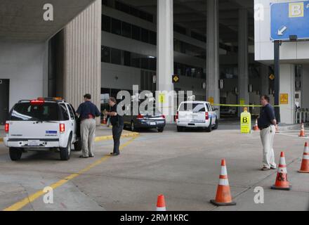 Bildnummer: 59596981 Datum: 02.05.2013 Copyright: imago/Xinhua (130502) -- HOUSTON, 2 maggio 2013 (Xinhua) -- i membri della sicurezza bloccano la strada per il Terminal B all'Aeroporto Intercontinentale Bush di Houston, Stati Uniti, 2 maggio 2013. Giovedì sono stati sparati degli spari in un aeroporto nello stato americano del Texas, una stazione televisiva locale ha riferito. (Xinhua/Song Qiong) US-HOUSTON-SHOTS PUBLICATIONxNOTxINxCHN Gesellschaft Schiesserei Flughafen USA xsp x0x 2013 quer Highlight premiumd 59596981 Data 02 05 2013 Copyright Imago XINHUA Houston 2 maggio 2013 XINHUA Security Members Block the Way to Terminal B AT the Foto Stock