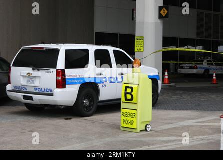 Bildnummer: 59596979 Datum: 02.05.2013 Copyright: imago/Xinhua (130502) -- HOUSTON, 2 maggio 2013 (Xinhua) -- Un'auto della polizia è vista fuori dal Terminal B dell'Aeroporto Intercontinentale Bush di Houston, negli Stati Uniti, 2 maggio 2013. Giovedì sono stati sparati degli spari in un aeroporto nello stato americano del Texas, una stazione televisiva locale ha riferito. (Xinhua/Song Qiong) US-HOUSTON-SHOTS PUBLICATIONxNOTxINxCHN Gesellschaft Schiesserei Flughafen USA xsp x0x 2013 quer 59596979 Data 02 05 2013 Copyright Imago XINHUA Houston 2 maggio 2013 XINHUA a Police Car IS Lakes fuori dal Terminal B PRESSO il Bush Inter-Continen Foto Stock