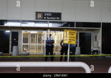Bildnummer: 59596980 Datum: 02.05.2013 Copyright: imago/Xinhua (130502) -- HOUSTON, 2 maggio 2013 (Xinhua) -- Guardia di polizia fuori dal Terminal B dell'Aeroporto Intercontinentale Bush di Houston, Stati Uniti, 2 maggio 2013. Giovedì sono stati sparati degli spari in un aeroporto nello stato americano del Texas, una stazione televisiva locale ha riferito. (Xinhua/Song Qiong) US-HOUSTON-SHOTS PUBLICATIONxNOTxINxCHN Gesellschaft Schiesserei Flughafen USA xsp x0x 2013 quer 59596980 Data 02 05 2013 Copyright Imago XINHUA Houston 2 maggio 2013 polizia DI XINHUA fuori del Terminal B DELL'Aeroporto Intercontinentale Bush di ho Foto Stock