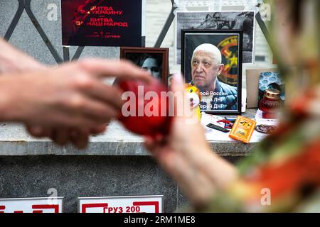 Mosca, Russia. 26 agosto 2023. Un ritratto di Evgenij Prigozhin è visto al memoriale improvvisato vicino alla Piazza Rossa nel centro di Mosca, in Russia. Le agenzie di stampa statali russe il 23 agosto 2023 hanno dichiarato che Evgenij Prigozhin, il capo del gruppo Wagner che ha condotto un ammutinamento contro l'esercito russo a giugno, era sulla lista dei passeggeri di un aereo che si è schiantato vicino al villaggio di Kuzhenkino nella regione di Tver. Crediti: Nikolay Vinokurov/Alamy Live News Foto Stock