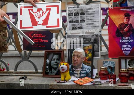 Mosca, Russia. 26 agosto 2023. Un ritratto di Evgenij Prigozhin è visto al memoriale improvvisato vicino alla Piazza Rossa nel centro di Mosca, in Russia. Le agenzie di stampa statali russe il 23 agosto 2023 hanno dichiarato che Evgenij Prigozhin, il capo del gruppo Wagner che ha condotto un ammutinamento contro l'esercito russo a giugno, era sulla lista dei passeggeri di un aereo che si è schiantato vicino al villaggio di Kuzhenkino nella regione di Tver. Crediti: Nikolay Vinokurov/Alamy Live News Foto Stock