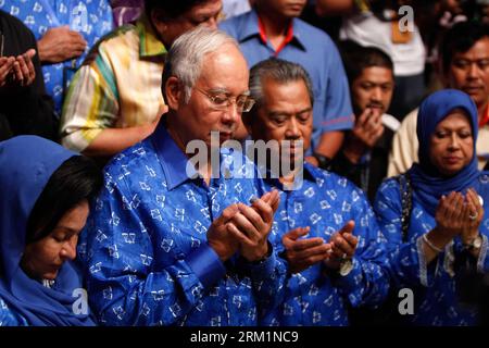 Bildnummer: 59604388 Datum: 06.05.2013 Copyright: imago/Xinhua (130506) - KUALA LUMPUR, 6 maggio 2013 (Xinhua) -- il primo ministro della Malesia Najib Razak (2nd L, fronte) e il vice primo ministro Muhyiddin Yassin (3rd L, fronte) prega dopo aver vinto le elezioni a Kuala Lumpur, Malesia, 6 maggio 2013. La coalizione di governo malese ha vinto un'elezione generale ferocemente contesa con una maggioranza più sottile, i risultati dei sondaggi hanno mostrato all'inizio di lunedì, poiché l'opposizione ha rifiutato di accettare il risultato citando accuse di frode elettorale. (Xinhua/Chong Voon Chung)(axy) MALAYSIA-KUALA LUMPUR-ELEZIONI GENERALI PUBLICATIONxNOTxINx Foto Stock