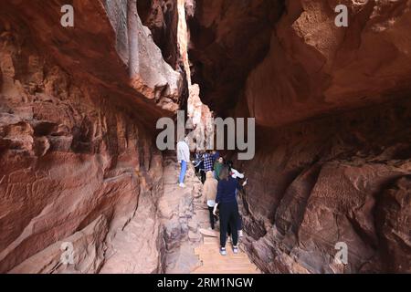 Gente del canyon Khazali, famosa per le antiche iscrizioni e le pozze d'acqua, Wadi Rum, Giordania, Medio Oriente Foto Stock