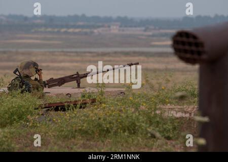 Bildnummer: 59607626  Datum: 06.05.2013  Copyright: imago/Xinhua (130506) -- JERUSALEM, May 6, 2013 (Xinhua) -- An Israeli soldier in an abandoned military outpost overlooks the ceasefire line between Israel and Syria on the Israeli-occupied Golan Heights May 6, 2013. Israel Defense Forces (IDF) reported that 2 stray mortars shot from Syria landed in Golan Heights on Monday.(Xinhua/Jini) MIDEAST-ISRAEL-SYRIA-GOLAN HEIGHTS PUBLICATIONxNOTxINxCHN Politik Militär Soldaten Golanhöhen premiumd x0x xsk 2013 quer premiumd      59607626 Date 06 05 2013 Copyright Imago XINHUA  Jerusalem May 6 2013 XINH Stock Photo