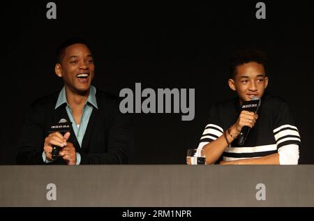 Bildnummer: 59610597 Datum: 07.05.2013 Copyright: imago/Xinhua (130507) - SEOUL, 7 maggio 2013 (Xinhua) - l'attore Will Smith (L) e suo figlio Jaden Smith partecipano alla conferenza stampa per la prima mondiale del film After Earth a Seoul, Corea del Sud, 7 maggio 2013. (Xinhua/Park Jin-hee) COREA DEL SUD-SEOUL-WILL SMITH-AFTER EARTH PUBLICATIONxNOTxINxCHN Entertainment People x1x xkg 2013 quer Premiumd o0 Familie privat 59610597 Data 07 05 2013 Copyright Imago XINHUA Seoul 7 maggio 2013 XINHUA attore Will Smith l e suo Sun Jaden Smith partecipano alla conferenza stampa per la prima mondiale del film Foto Stock