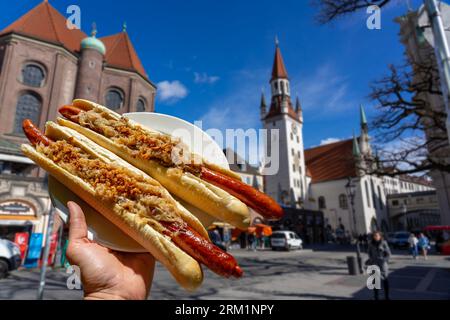 hot dog tedesco bavarese a viktualienmarkt monaco con crauti street food Foto Stock