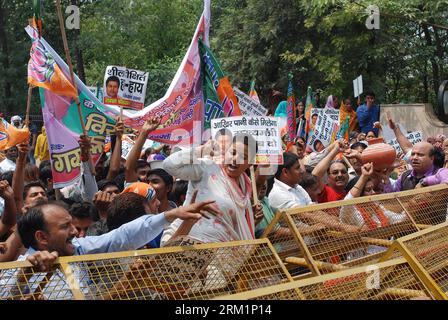 Bildnummer: 59611952 Datum: 07.05.2013 Copyright: imago/Xinhua (130507) -- NEW DELHI, 7 maggio 2013 (Xinhua) -- gli attivisti della principale opposizione indiana Bharatiya Janata Party partecipano a una manifestazione per protestare contro le inadeguate forniture di acqua ed elettricità, di fronte al segretariato di Delhi a nuova Delhi, India, 7 maggio 2013. (Xinhua/Stringer) INDIA-NEW DELHI-BJP-PROTEST PUBLICATIONxNOTxINxCHN Gesellschaft Demo Proetst Energieversorgung Stromversorgung Stromknappheit Wasserknappheit Wasserversorgung Indien xdp x0x 2013 quer premiumd 59611952 Data 07 05 2013 Copyright Imago XINHUA nuovo Foto Stock