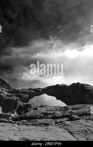 Il ponte Little Rock (Raqabat al Wadak), Wadi Rum, sito patrimonio dell'umanità dell'UNESCO, Giordania, Medio Oriente Foto Stock