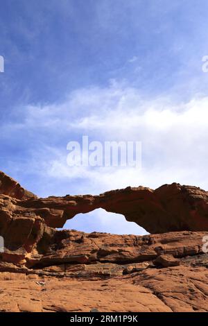 Il ponte Little Rock (Raqabat al Wadak), Wadi Rum, sito patrimonio dell'umanità dell'UNESCO, Giordania, Medio Oriente Foto Stock