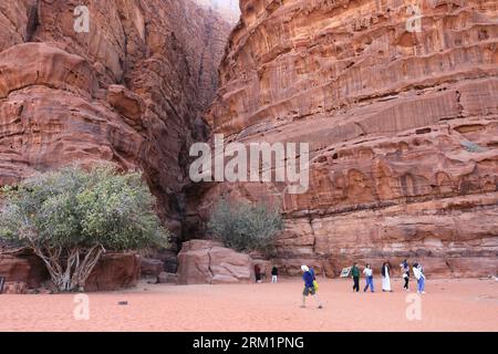 Gente del canyon Khazali, famosa per le antiche iscrizioni e le pozze d'acqua, Wadi Rum, Giordania, Medio Oriente Foto Stock