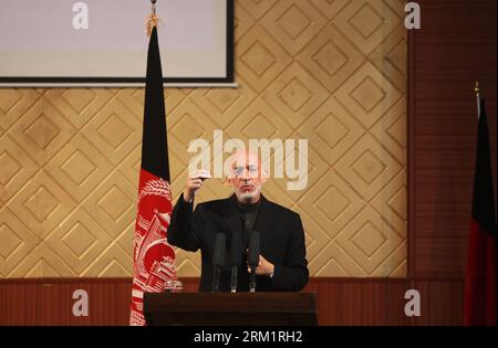 Bildnummer: 59620504 Datum: 09.05.2013 Copyright: imago/Xinhua (130509) -- KABUL, 9 maggio 2013 (Xinhua) -- gesti del presidente afghano Hamid Karzai durante il suo discorso durante una cerimonia all'Università di Kabul a Kabul, Afghanistan, 9 maggio 2013. Il presidente afghano Hamid Karzai ha detto giovedì che gli Stati Uniti possono stabilire basi militari in Afghanistan dopo aver inchiodato l'accordo bilaterale di sicurezza (BSA), ma il suo paese ha i prerequisiti per inchiodare il patto e una delle condizioni è garantire una pace duratura nel paese afflitto dalla militanza. (Xinhua/Ahmad Massoud)(zhf) AFGHANISTAN-KABUL-KARZAI PUBLICATIONxNO Foto Stock