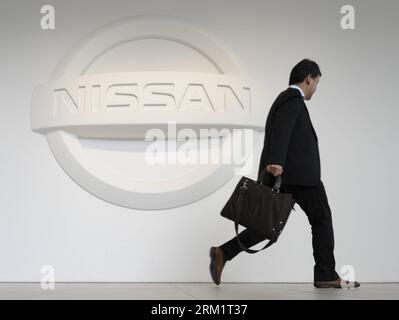 (130510) - YOKOHAMA, 10 maggio 2013 (Xinhua) - Un uomo cammina davanti a un logo della Nissan Motor nella sua sede centrale a Yokohama, Giappone, 10 maggio 2013. Nissan Motor Co. Ha dichiarato venerdì che il suo profitto netto di gruppo è salito del 0,3% nell'anno fiscale 2012 a 342,45 miliardi di yen, con le vendite in Cina che hanno messo in ombra le prestazioni robuste negli Stati Uniti e in altri mercati emergenti. (Xinhua/Kenichiro Seki) (zw) JAPAN-YOKOHAMA-NISSAN-EARNINGS PUBLICATIONxNOTxINxCHN 130510 Yokohama 10 maggio 2013 XINHUA a Man cammina davanti a un emblema della Nissan Engine PRESSO la sua sede centrale a Yokohama Giappone 10 maggio 2013 Nissan Engine Co sa Foto Stock