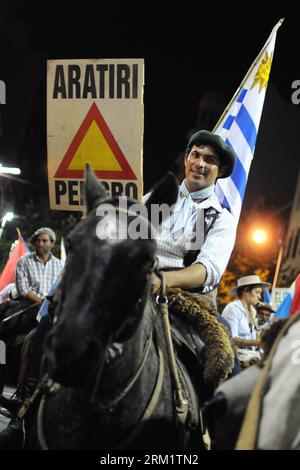 Bildnummer: 59628676  Datum: 10.05.2013  Copyright: imago/Xinhua A man riding a horse participate in the Fourth National March in defense of Earth, Water and Natural Resources in Montevideo, capital of Uruguay, on May 10, 2013.(Xinhua/Nicolas Celaya) (fnc) (py) URUGUAY-MONTEVIDEO-SOCIETY-PROTEST PUBLICATIONxNOTxINxCHN Gesellschaft Politik Demo Protest Uruguay Marscha Klimaschutz Umweltschutz xdp x0x 2013 hoch premiumd     59628676 Date 10 05 2013 Copyright Imago XINHUA a Man Riding a Horse participate in The Fourth National March in Defense of Earth Water and Natural Resources in Montevideo Ca Stock Photo