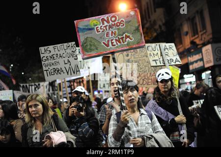 Bildnummer: 59628675 Datum: 10.05.2013 Copyright: imago/Xinhua che trasporta cartelli partecipare alla quarta marcia Nazionale in difesa della Terra, dell'acqua e delle risorse naturali a Montevideo, capitale dell'Uruguay, il 10 maggio.(Xinhua/Nicolas Celaya) (fnc) (py) URUGUAY-MONTEVIDEO-SOCIETY-Protest PUBLICATIONxNOTxINxCHN Gesellschaft Politik Demo PROTESTA Uruguay Marscha Kumxutz 2013 Umtxchutz Umxchutz 2013 59628675 Data 10 05 2013 Copyright Imago XINHUA che trasporta cartelli partecipa alla quarta marcia Nazionale in difesa della Terra dell'acqua e delle risorse naturali a Montevideo Capital Foto Stock