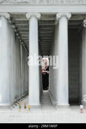 Bildnummer: 59630879 Datum: 11.05.2013 Copyright: imago/Xinhua Un visitatore guarda la miniatura del Tempio di Artemide nel parco in miniatura di Istanbul, Turchia, l'11 maggio 2013. Il parco Miniaturk è il primo parco in miniatura di Istanbul e ha accolto 6,5 milioni di visitatori negli ultimi 10 anni. (Xinhua/Lu Zhe) TURKEY-ISTANBUL-MINIATURE-PARK-CONSTRUCTION PUBLICATIONxNOTxINxCHN xds x0x 2013 cannello 59630879 Data 11 05 2013 Copyright Imago XINHUA un visitatore guarda la miniatura del Tempio di Artemide nel Parco delle miniature di Istanbul in Turchia L'11 maggio 2013 il Parco È il primo Parco in miniatura Foto Stock