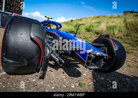 02 SARGEANT Logan (usa), Williams Racing FW45, danni alla vettura in seguito al suo incidente durante il Gran Premio d'Olanda di Formula 1 2023, tredicesimo round del Campionato del mondo di Formula 1 2023 dal 25 al 28 agosto 2023 sul circuito di Zandvoort, a Zandvoort, Paesi Bassi Foto Stock