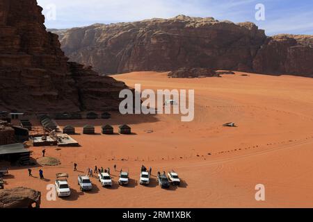 Tour turistico in Jeep a Wadi Rum, sito patrimonio dell'umanità dell'UNESCO, Giordania, Medio Oriente Foto Stock