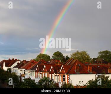 Londra, Regno Unito. 26 agosto 2023. Tempo nel Regno Unito: Temporali intermittenti nella capitale durante tutto il giorno portano a arcobaleni. Crediti: Aldercy Carling/ Alamy Live News Foto Stock