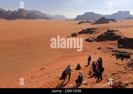 Turisti presso al Ramal Red Sand Dune, Wadi Rum, sito patrimonio dell'umanità dell'UNESCO, Giordania, Medio Oriente Foto Stock
