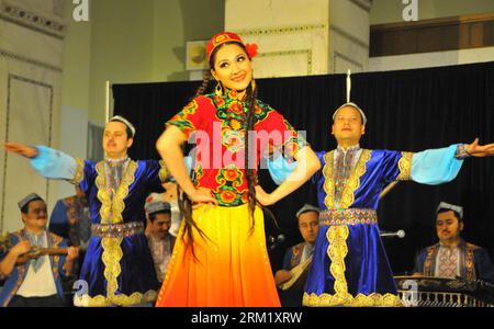 Bildnummer: 59646739 Datum: 14.05.2013 Copyright: imago/Xinhua (130515) -- CHICAGO, 14 maggio 2013 (Xinhua) -- Members of China S Xinjiang Tarim Performing Troupe dance durante uno spettacolo a Chicago, negli Stati Uniti, 14 maggio 2013. La troupe di 18 membri concluse il loro tour di un mese in cinque stati degli Stati Uniti, presentando un totale di 35 spettacoli. (Xinhua/Zhang Baoping) U.S.-CHINA-XINJIANG-TARIM CHE ESEGUE LA TROUPE PUBLICATIONxNOTxINxCHN Kultur x0x xsk 2013 quer 59646739 Data 14 05 2013 Copyright Imago XINHUA Chicago 14 maggio 2013 XINHUA membri della Cina Xinjiang Tarim Performing Troupe Dance Foto Stock