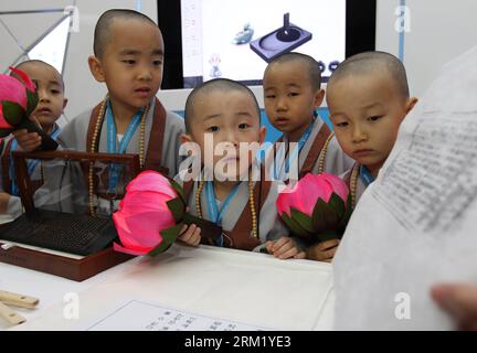Bildnummer: 59651670 Datum: 15.05.2013 Copyright: imago/Xinhua (130516) - SEOUL, maggio 2013 (Xinhua) -- monaci bambini sudcoreani che tengono lanterne guardano uno schermo al SK Telecom T.um Museum di Seoul, Corea del Sud, 15 maggio 2013. I bambini entrarono nel tempio per sperimentare la vita dei monaci per due settimane. (Xinhua/Park Jin-hee) COREA DEL SUD-SEOUL-CHILD MONK PUBLICATIONxNOTxINxCHN xcb x0x 2013 quer 59651670 Data 15 05 2013 Copyright Imago XINHUA Seul maggio 2013 XINHUA Sud Korean Child Monks Holding Lanterns Guarda uno schermo AL SK Telecom T to Museum di Seul Corea del Sud 15 maggio 2013 bambini entrati Foto Stock