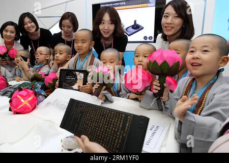 Bildnummer: 59651669 Datum: 15.05.2013 Copyright: imago/Xinhua (130516) - SEOUL, maggio 2013 (Xinhua) -- monaci bambini sudcoreani che tengono lanterne guardano uno schermo al SK Telecom T.um Museum di Seoul, Corea del Sud, 15 maggio 2013. I bambini entrarono nel tempio per sperimentare la vita dei monaci per due settimane. (Xinhua/Park Jin-hee) COREA DEL SUD-SEOUL-CHILD MONK PUBLICATIONxNOTxINxCHN xcb x0x 2013 quer 59651669 Data 15 05 2013 Copyright Imago XINHUA Seul maggio 2013 XINHUA Sud Korean Child Monks Holding Lanterns Guarda uno schermo AL SK Telecom T to Museum di Seul Corea del Sud 15 maggio 2013 bambini entrati Foto Stock