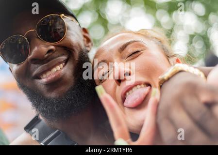 Felice Smiley Couple al Notting Hill Carnival, Londra Foto Stock