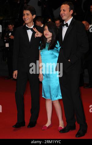 Bildnummer: 59655643 Datum: 16.05.2013 Copyright: imago/Xinhua (130516) -- CANNES, 16 maggio 2012 (Xinhua) -- il regista messicano Amat Escalante (R), l'attrice Andrea Vergara (C) e l'attore Armando Espitia arrivano per la proiezione di Heli durante il 66° Festival annuale di Cannes, in Francia, 16 maggio 2013. Il film è presentato al Concorso ufficiale del festival che si svolge dal 15 al 26 maggio. (Xinhua/Gao Jing) FRANCIA-CANNES-FILM FESTIVAL-HELI-PREMIERE PUBLICATIONxNOTxINxCHN Kultur Entertainment People Film 66 Internationale Filmfestspiele Cannes Filmpremiere Premiere xcb x0x 2013 ho Foto Stock