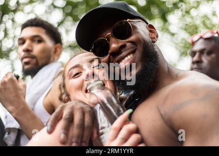 Felice Smiley Couple al Notting Hill Carnival, Londra Foto Stock