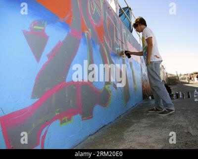 Bildnummer: 59659270  Datum: 17.05.2013  Copyright: imago/Xinhua (130517) -- SYDNEY, May 17, 2013 (Xinhua) -- An artist paints on the Chloe Memorial Mural on the Bondi Beach in Sydney, Australia, May 17, 2013. The 15-year-old Chloe Byron was one of the 202 victims of the Bali bombing on Oct. 12, 2002. With the support of Chloe s family, local aerosol artists completed the Chloe Memorial Mural on the beach where she grew up in memory of Chloe and other victims. The local council have commissioned the artists to recreate the murals which are in need of repair. (Xinhua/Jin Linpeng) AUSTRALIA-SYDN Stock Photo