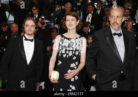 Bildnummer: 59664451  Datum: 18.05.2013  Copyright: imago/Xinhua (130518) -- CANNES, May 18, 2013 (Xinhua) -- English actress Gina McKee (C), Danny Mooney (L) and Kent Jones attend the premiere of French film Jimmy P. Psychotherapy of a Plains Indian presented in competition at the 66th Cannes Film Festival in Cannes, southern France, May 18, 2013. (Xinhua/Zhou Lei) FRANCE-CANNES-FILM FESTIVAL-JIMMY P. PSYCHOTHERAPY OF A PLAINS INDIAN-PREMIERE PUBLICATIONxNOTxINxCHN People Kultur Entertainment Film 66 Internationale Filmfestspiele Cannes Filmpremiere xjh x1x premiumd 2013 quer     59664451 Dat Stock Photo